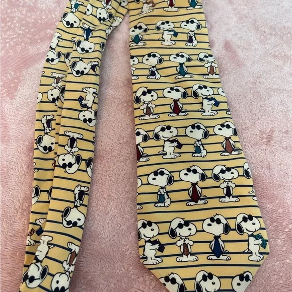 Peanuts Snoopy Dog Tie in Yellow and Black - Picture 4 of 7